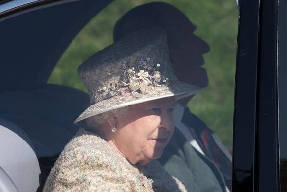 La reina Isabel II y su esposo se alistan para asistir a un servicio religioso.
