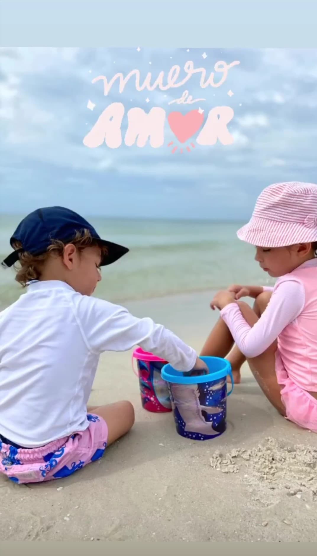 "Compartiendo un poquito de unos días de descanso. Esta vez no tuve ganas de fotos para mí, pero no puedo parar de tomar fotos a mis tesoros", señaló la esposa de Alan en su perfil de Instagram.