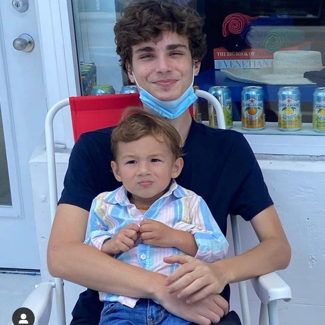 Nos mostró con amor esta foto de sus "cachorros", como se refería su padre a él y a su hermano Mark. Una palabra que, sin duda, lleva en el corazón.