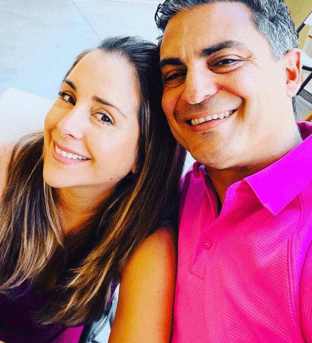 Pero 
<a href="https://www.univision.com/famosos/karyme-lozano-celebra-su-aniversario-y-comparte-la-clave-del-exito-de-su-matrimonio-fotos">la actriz y su esposo Michael Joseph Domingo</a> fueron notificados de que el bebé tenía una hermanita que "venía en camino", por lo cual también decidieron 
<b>adoptar a Ana Lucía</b>. 
<br>