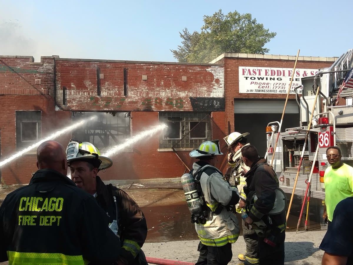 Dos edificios en llamas al norte del barrio de Lawndale
