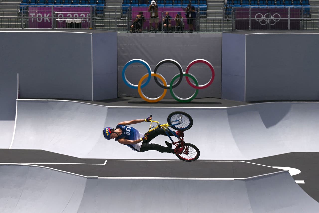 <b>Nuevos deportes incluidos (y también sus seguidores)</b>
<br>
<br>El Comité Olímpico 
<a href="https://olympics.com/ioc/news/ioc-approves-five-new-sports-for-olympic-games-tokyo-2020"><u>aprobó la incorporación de varios nuevos deportes en los juegos</u></a>, algunos de reciente creación y poco tradicionales pero seguidos por el público más joven.
<br>
<br>Competencias de karate, patineta, bicicleta BMX (en la foto), surf, baloncesto ‘tres contra tres’ y escalada se añadieron a los juegos. El béisbol y el softbol regresaron a la lista tras haber sido removidos.
<br>