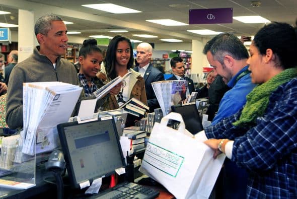 Vestido de manera informal, Obama tomó en brazos a un bebé de otro de los clientes de la librería y, bromeando, solicitó un "descuento" por la compra realizada.