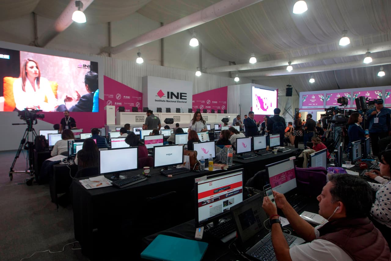 Los representantes de los medios se encuentran en la sala de prensa del Instituto nacional Electoral, desde donde saldrán los primeros resultados oficiales.