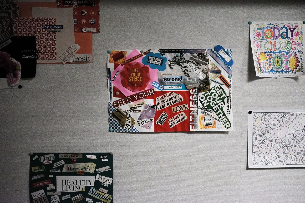 "Hoy escoge ser feliz", "Compónte", "Alimenta tu amor", "Fitness" son algunos de los mensajes que se leen en los carteles motivacionales que los pacientes internados en el Centro de Recuperación Neil Kennedy colocan como estímulo para acatar el 
<a href="http://www.univision.com/noticias/drogas-y-adicciones/en-contra-de-toda-evidencia-cientifica-tom-price-desacredito-una-de-las-mejores-terapias-para-tratar-la-adiccion-a-los-opioides">tratamiento</a> y vencer la 
<a href="http://www.univision.com/noticias/opiaceos/la-amenaza-del-fentanilo-de-la-droga-que-mato-a-prince-y-que-cada-vez-mata-a-mas-hispanos">adicción</a>. 
<br>