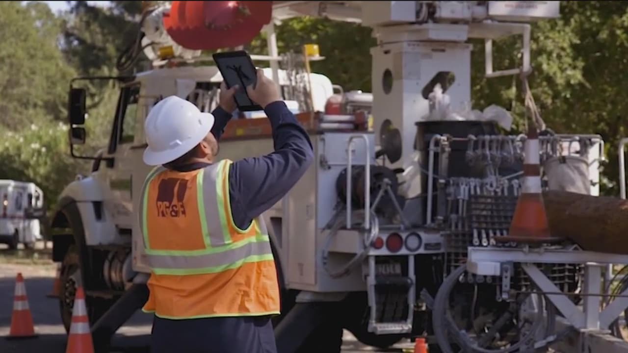 Es muy importante que reporte estas estafas con su agencia correspondiente y que por sobretodo no los deje pasar a su casa si no cumplen con las verificaciones.