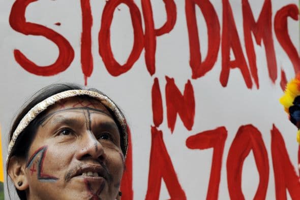 Agregó que la ocupación fue promovida por 120 indios y pescadores que amenazan con permanecer en el lugar hasta que los responsables por la construcción cumplan los compromisos que asumieron para mitigar los daños ambientales generados por la hidroeléctrica.