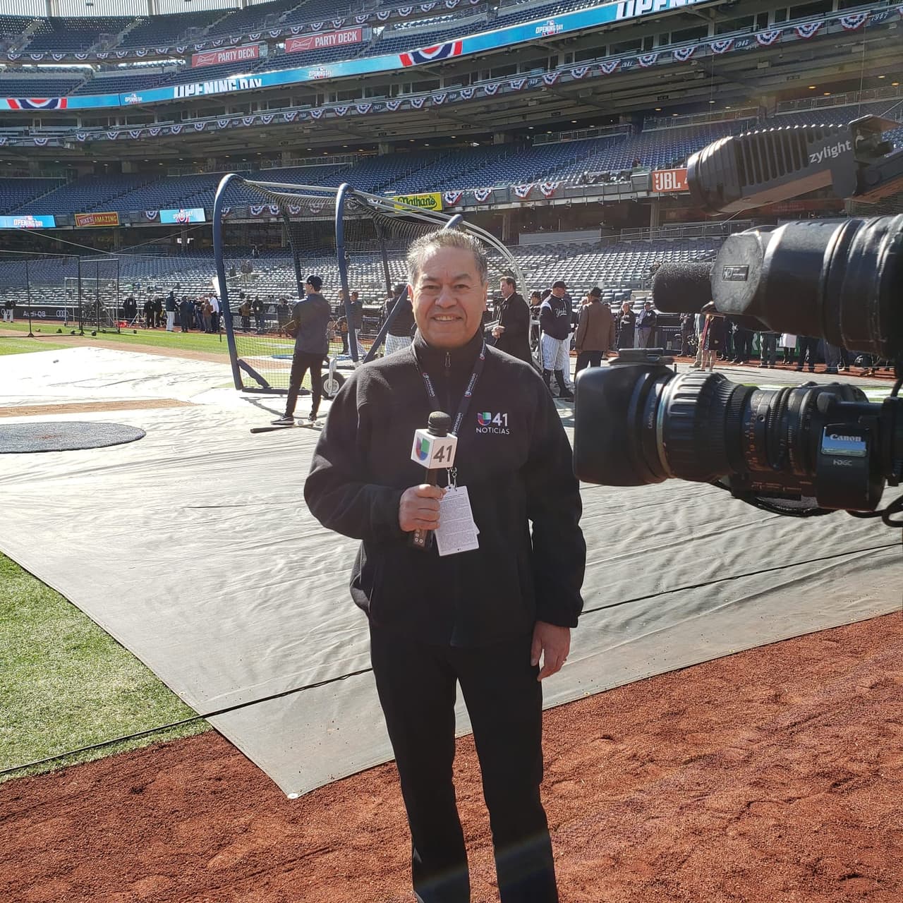 Salvador Cruz, reportero y presentador de deportes de Univision 41, realizó un reportaje en vivo desde el estadio.
