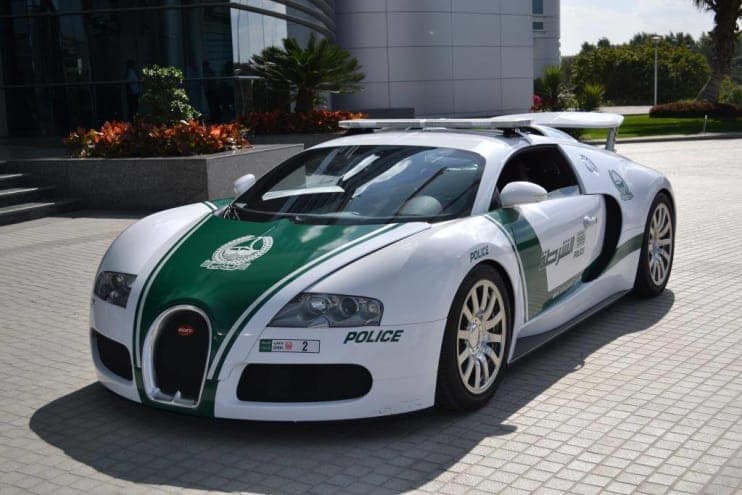 El coche policía más rápido del mundo corresponde a un modelo 
<b><a href="https://www.univision.com/local/puerto-rico-wlii/noticias/autos/termino-la-produccion-del-bugatti-veyron">Bugatti Veyron</a></b>. Las Fuerzas Armadas de Dubái lo adquirieron en 2017. El vehículo 
<b>puede alcanzar velocidades que superan los 253 mph</b> y su motor de 16 cilindros puede ir de 0 a 60 mph en tan solo dos segundos y medio. El precio base de este tipo de vehículos supera el millón de dólares. 
<br>