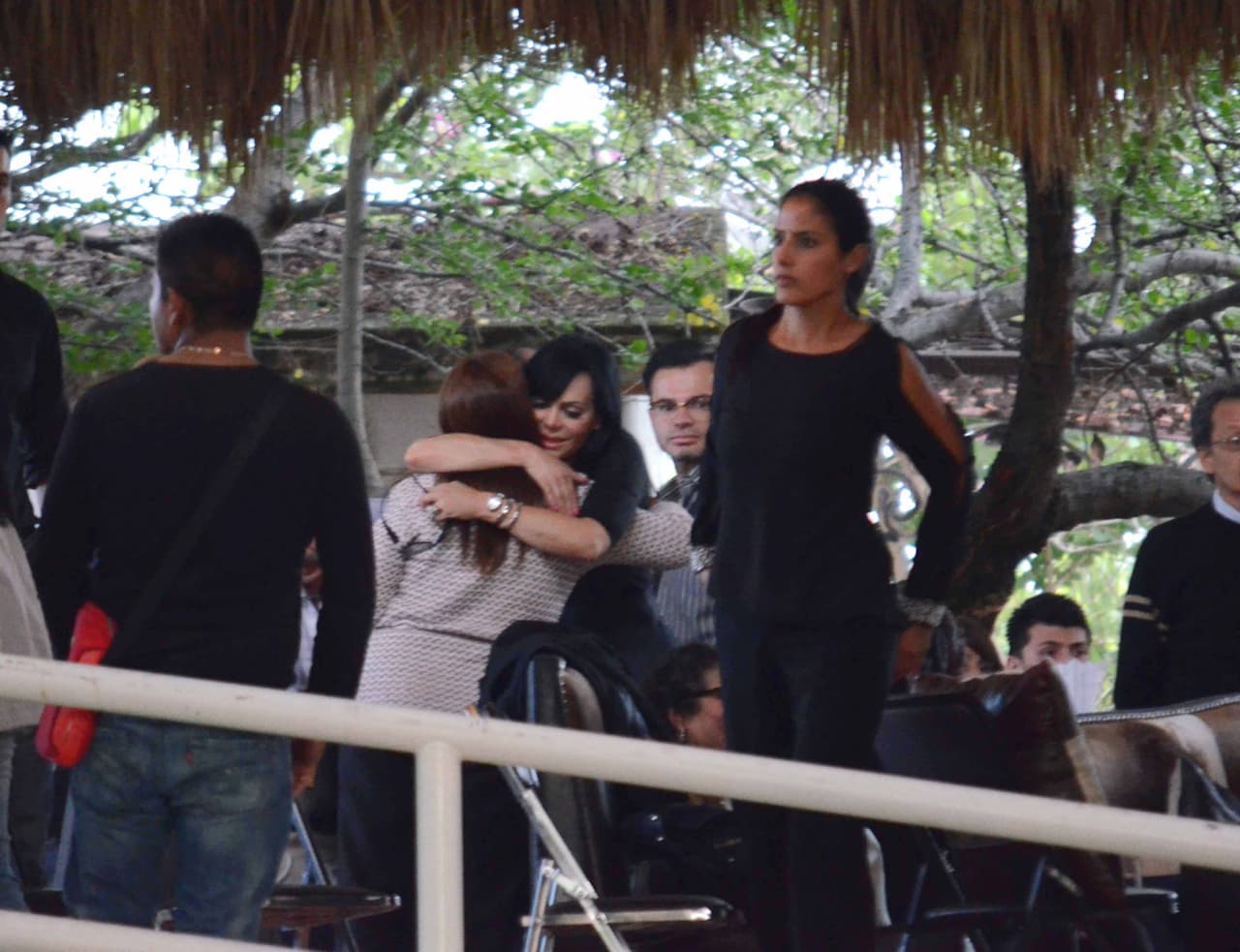 En los funerales se vio a Maribel Guardia, quien fuera esposa de Joan y con quien tuvo un hijo.