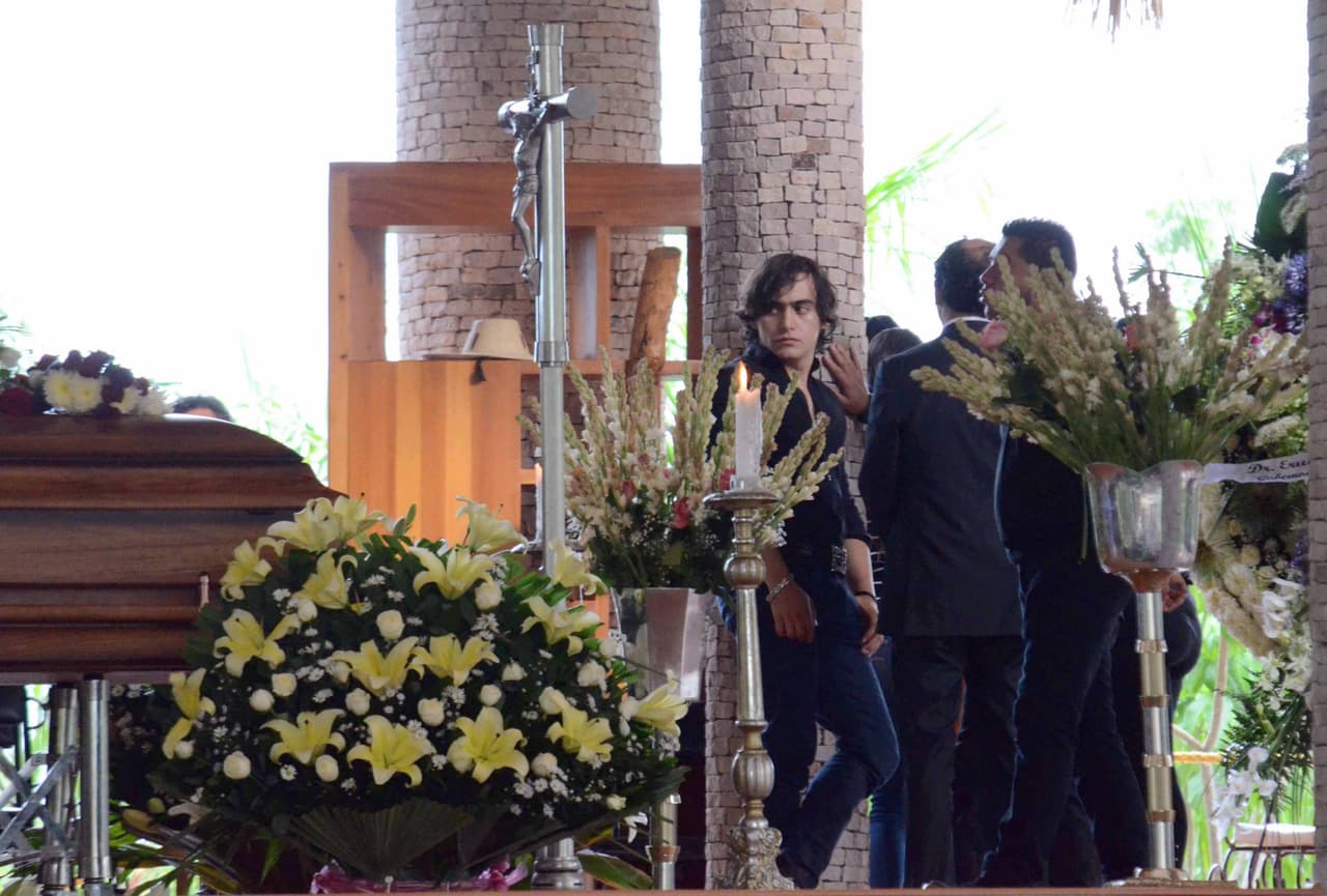 Julián Figueroa, hijo de Joan y Maribel, se notaba desconcertado.