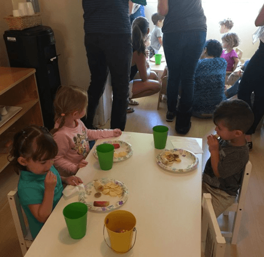 El primer día de clases resultó perfecto para Michelle, aquí la vemos muy bien acompañada de sus compañeritos.