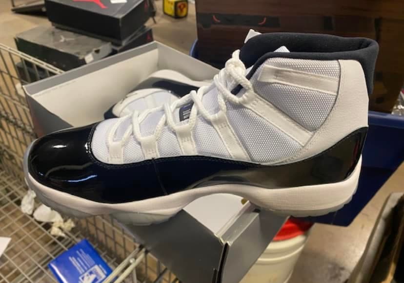 Entre los artículos se encuentran dos pares de zapatos Yeezy, así como unos tenis Jordan.