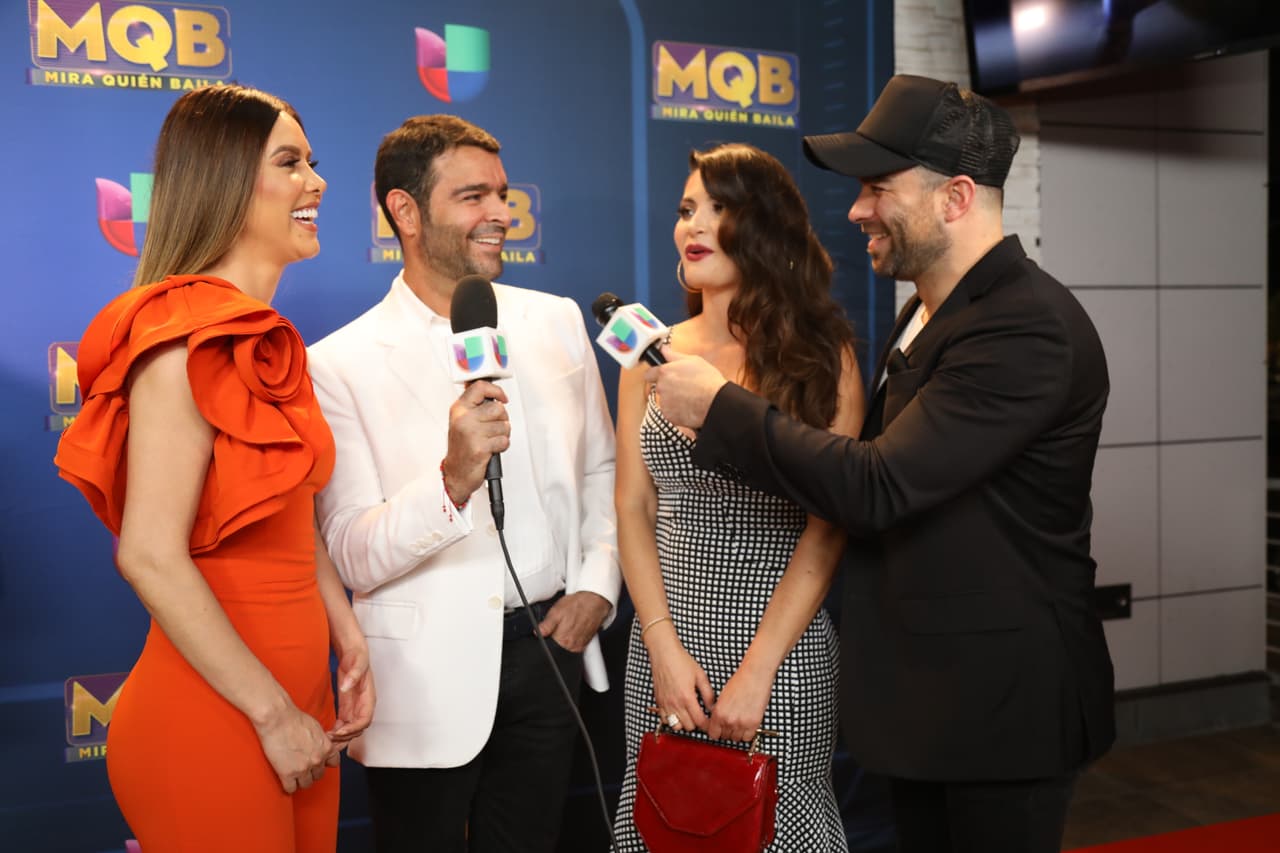 A la entrevista grupal también llegó el actor Alejandro Nones, con micrófono en mano.