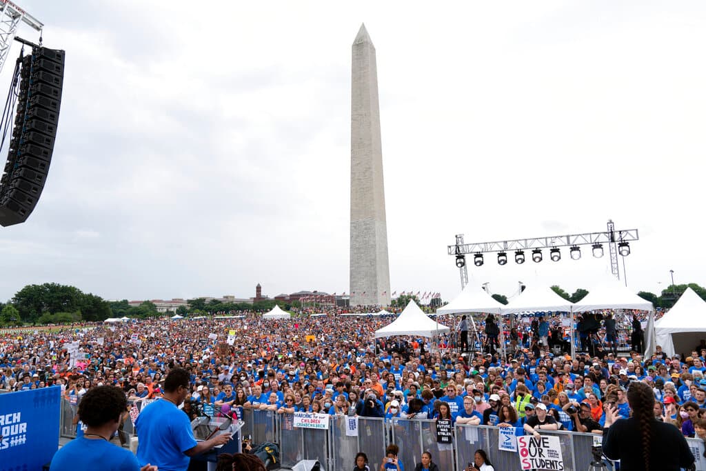 Miles de personas acudieron este sábado al National Mall de Washington DC para manifestarse por un mayor control de armas tras la reciente ola de tiroteos masivos que atraviesa el país. Se da en medio del duelo tras las masacres en 
<a href="https://www.univision.com/noticias/tiroteos/tiroteo-en-supermercado-de-buffalo">un supermercado en Buffalo, Nueva York, </a>y 
<a href="https://www.univision.com/noticias/estados-unidos/en-vivo-ultimas-noticias-tiroteo-escuela-uvalde-texas-ninos-muertos">una primaria en Uvalde, Texas. </a>