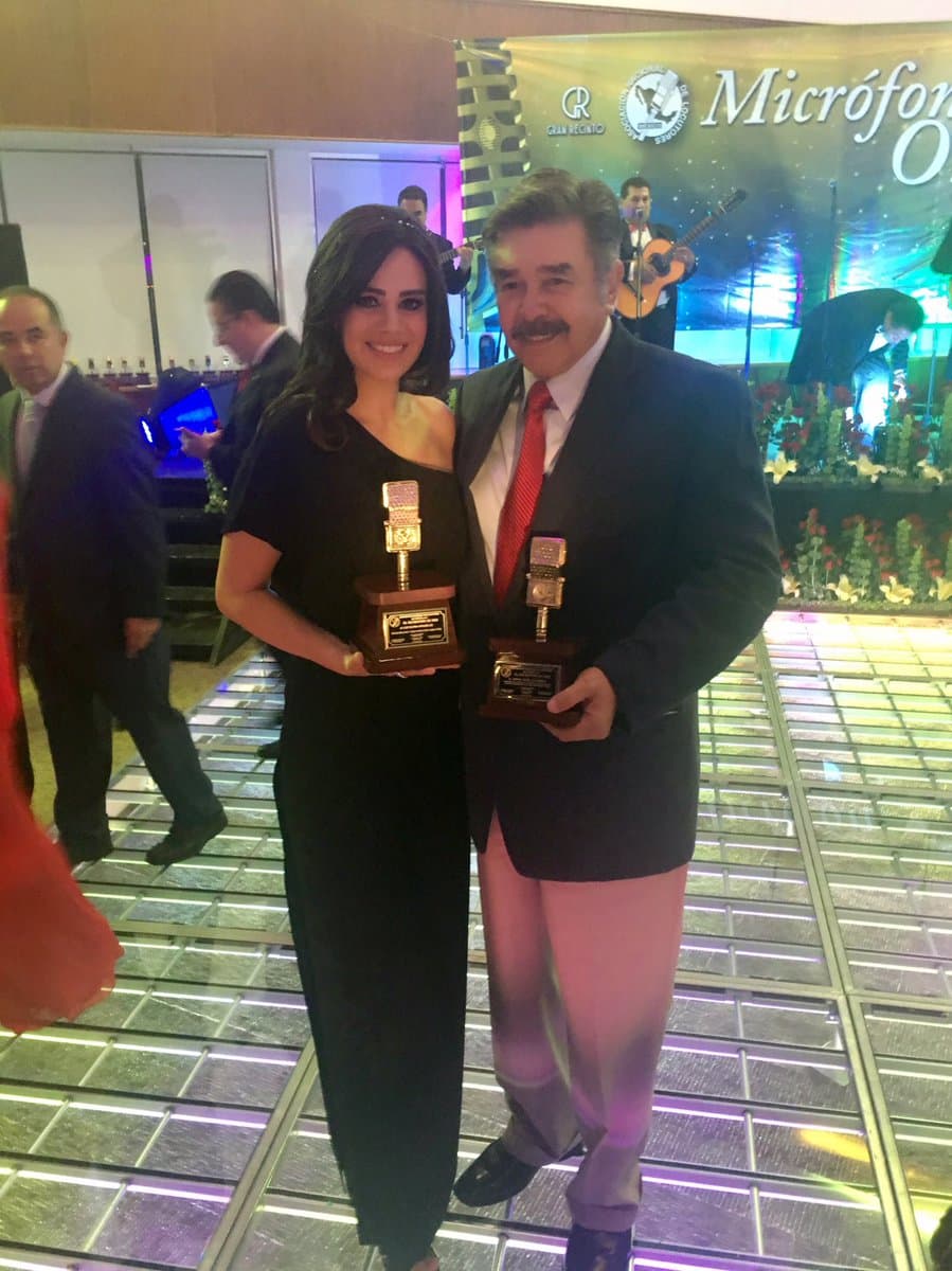 "Esta noche no pudo haber sido más bonita y mágica con mi querido @
<b>JORGEODEPINEDO</b> te adoro con todo el corazón. Recibiendo juntos este reconocimiento", escribió la actriz en su cuenta de Twitter tras recibir el galardón dorado. A continuación, hacemos un repaso por el camino de 
<b><a href="http://www.univision.com/temas/luz-elena-gonzalez">Luz Elena González</a></b> dentro de su paso por el medio artístico.