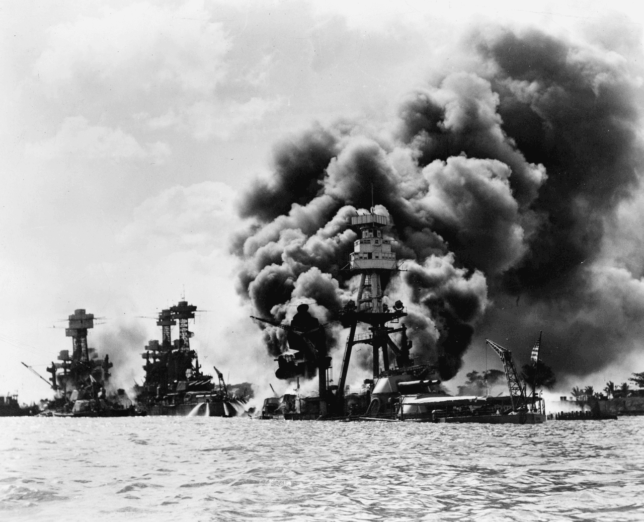 Los acorazados USS West Virginia, USS Tennessee y USS Arizona gravemente dañados en los bombardeos.