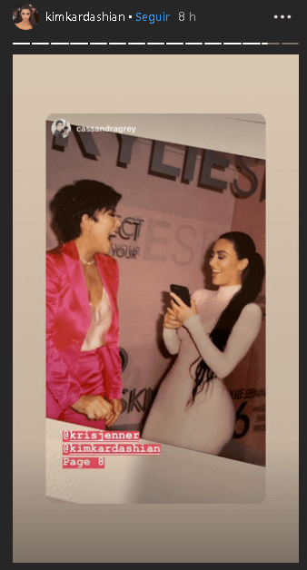 Kim, la más famosa de las hermanas Kardashian y que también asistió al evento, tuvo su primera noche de fiesta desde que nació su cuarto hijo, 
<b><a href="https://www.univision.com/famosos/kim-kardashian-y-kanye-west-revelan-el-nombre-religioso-de-su-cuarto-hijo-fotos">Psalm West</a></b>, y así se dejó ver en sus historias de Instagram acompañada de su madre, Kris Jenner.