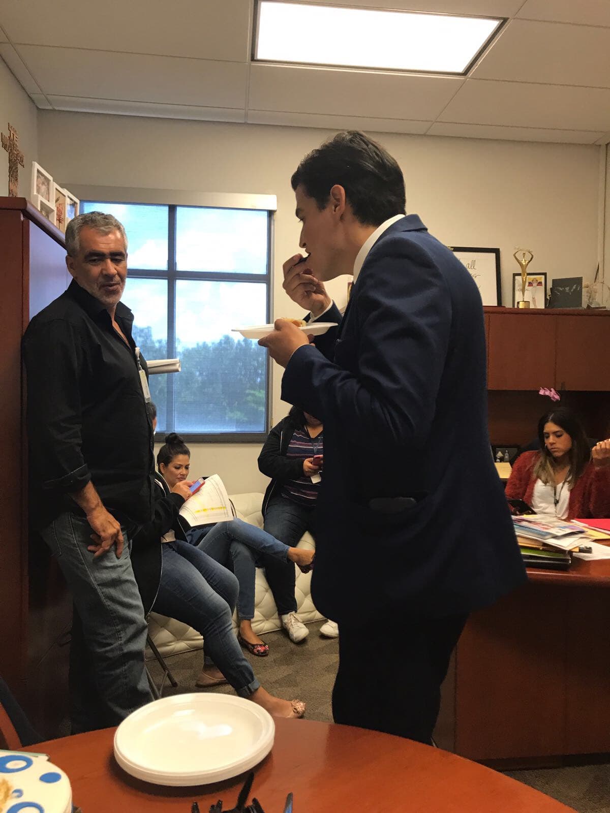 El pastel estaba delicioso y él fue el primero en probarlo. ¡Felicidades Orlando!