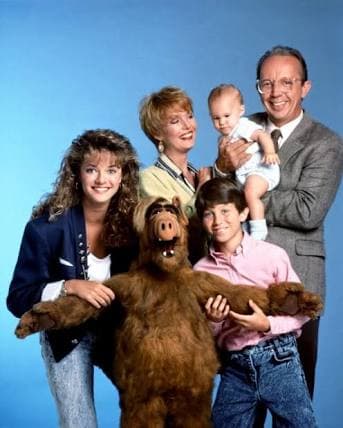 Estrenada en 1986, 'ALF' nos hizo felices con las ocurrencias de un alienígena que literalmente se estrellaba en el garage de la familia Tanner y ponía su tranquila y armoniosa vida de cabeza con sus costumbres totalmente de otro mundo.