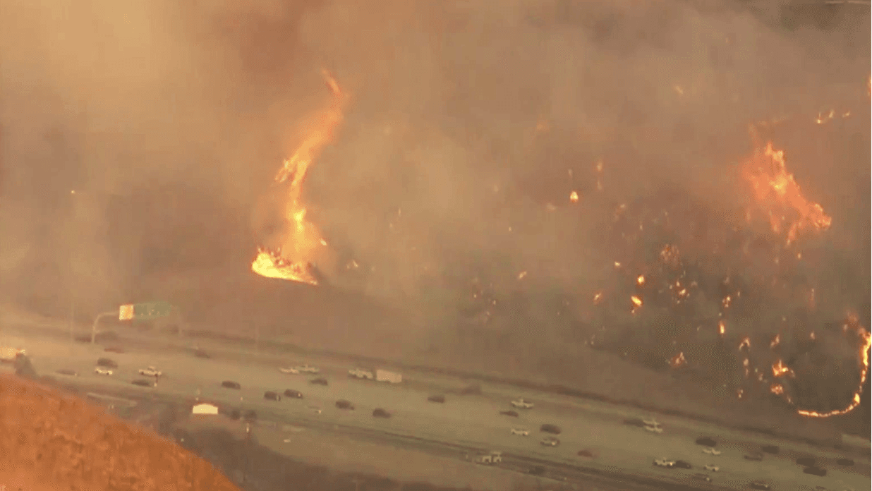 Las llamas muy cerca de la autopista 91 a la altura de Green River Road.