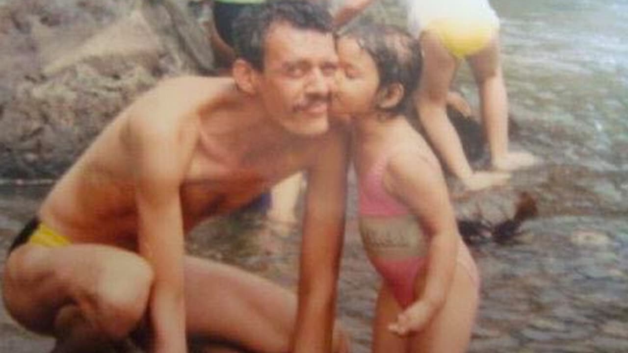 <b>Carolina Ayala:</b> Productora de Edición Digital Houston
<br>"Mi papá, aunque lo tuve poquito tiempo conmigo, en esos 11 años me enseñó sobre persistencia, a no rendirme a las adversidades y a trabajar por lo que quiero... ah, y mi gusto por la salsa 🎶".