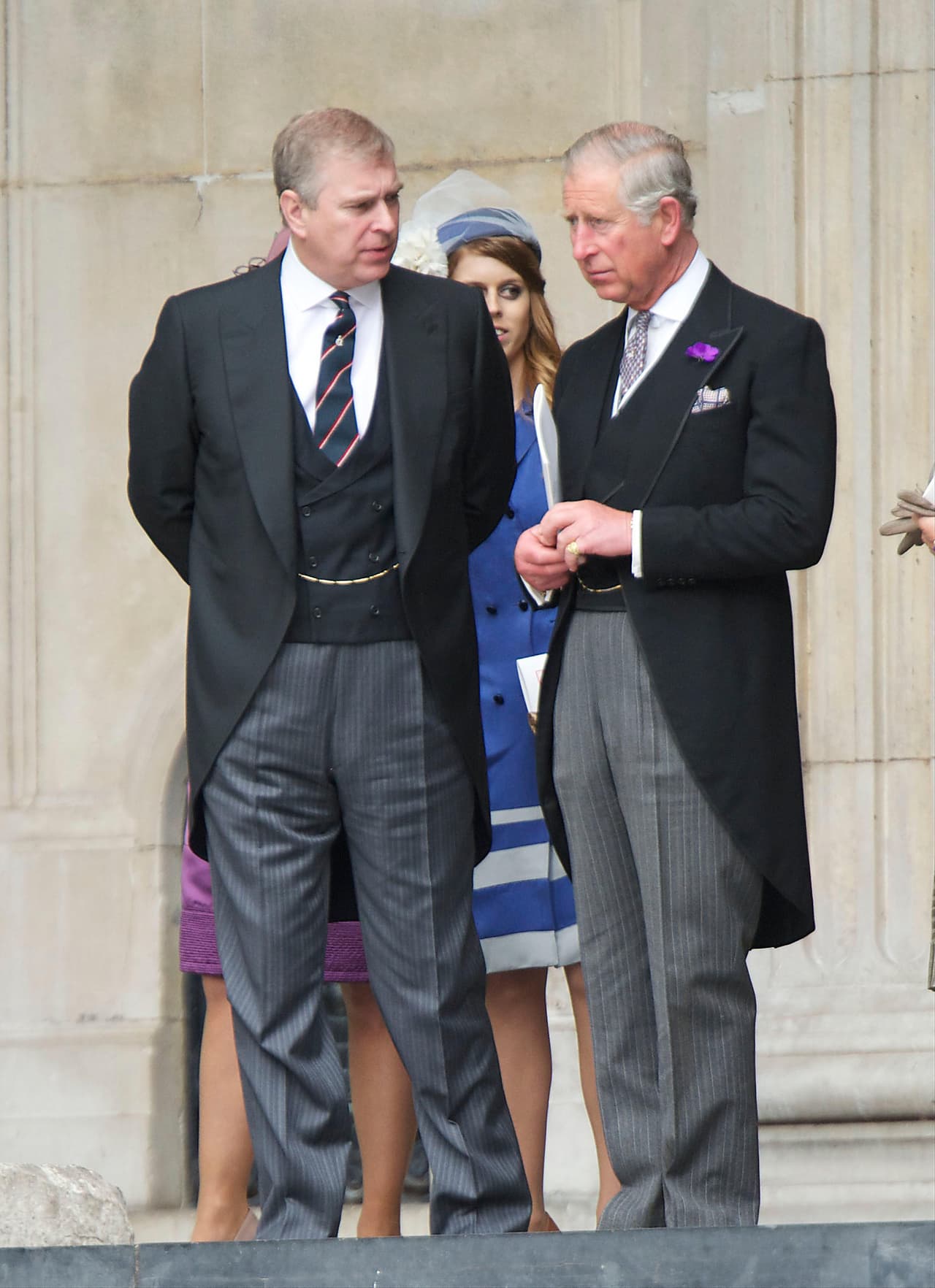 En el documental, Kay también aseguró que el príncipe Carlos le había confesado: "El problema con mi hermano Andrew es que quiere ser igual que yo".
<br>