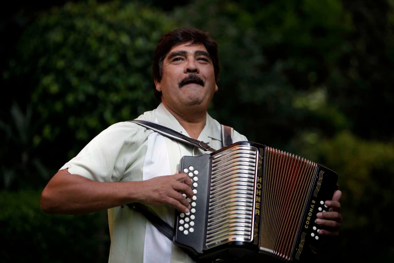 En enero del 2014 se unió con otros cantantes para sacar el disco ‘Rayados es Pasión’.