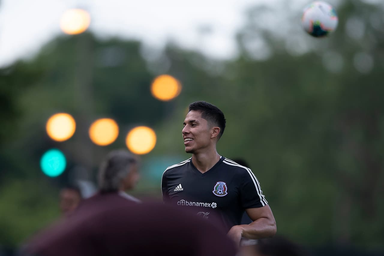 Integrantes y cuerpo técnico de la Selección Mexicana de fútbol no perdieron el tiempo y luego de su llegada a la ciudad de Chicago, se pusieron a entrenar en las instalaciones de la Universidad de Illinois. El entrenador Gerardo 'Tata' Martino dirigió la práctica para iniciar con la preparación en ruta al importante duelo por la Final de la Copa Oro ante Estados Unidos.
