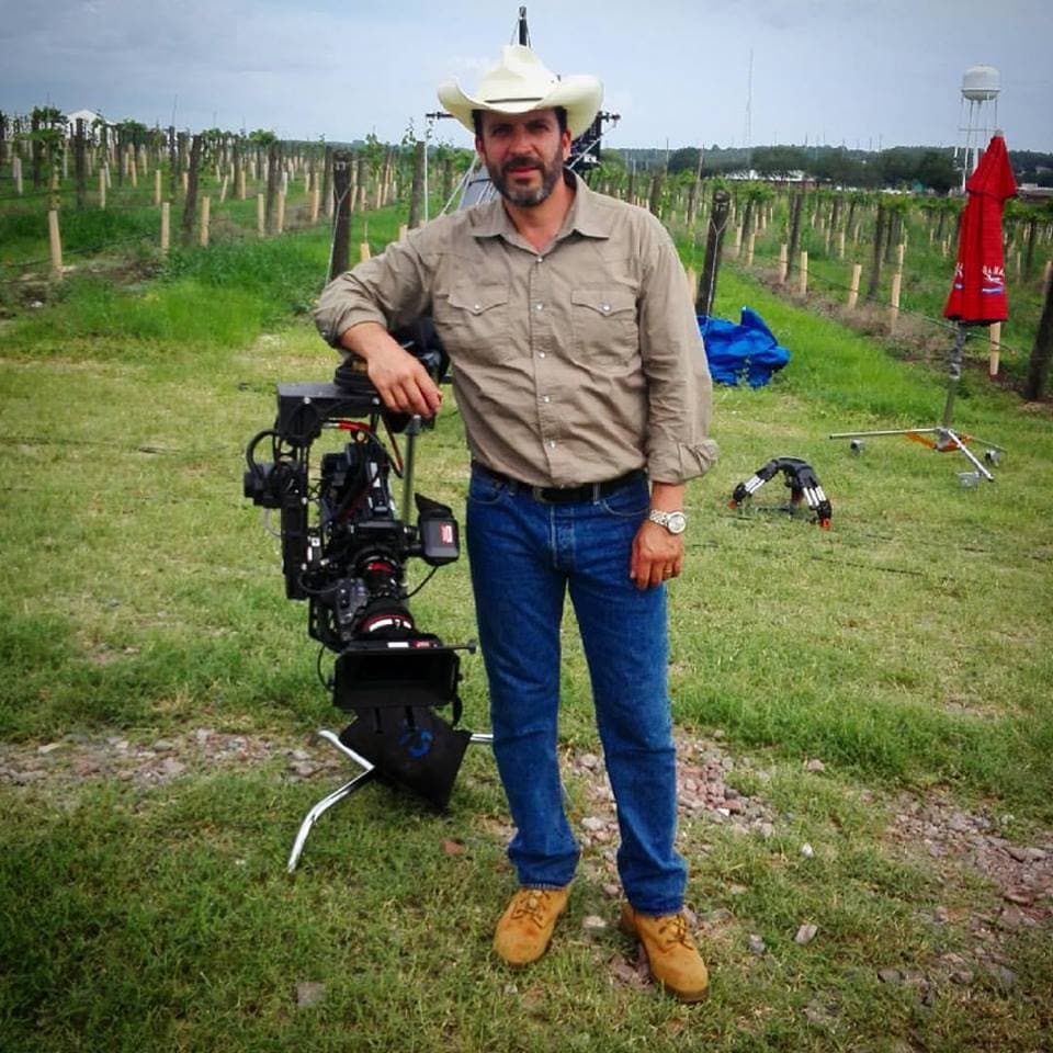 Además, realizó un curso de perfeccionamiento actoral en el taller del maestro Luis Fernando Piernas y cursó el diplomado de cámara e iluminación cinematográfica en la escuela más Septim Arts de Madrid.