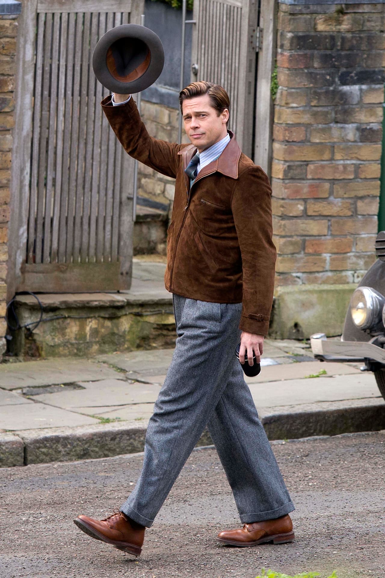 Pitt saludando desde el set.