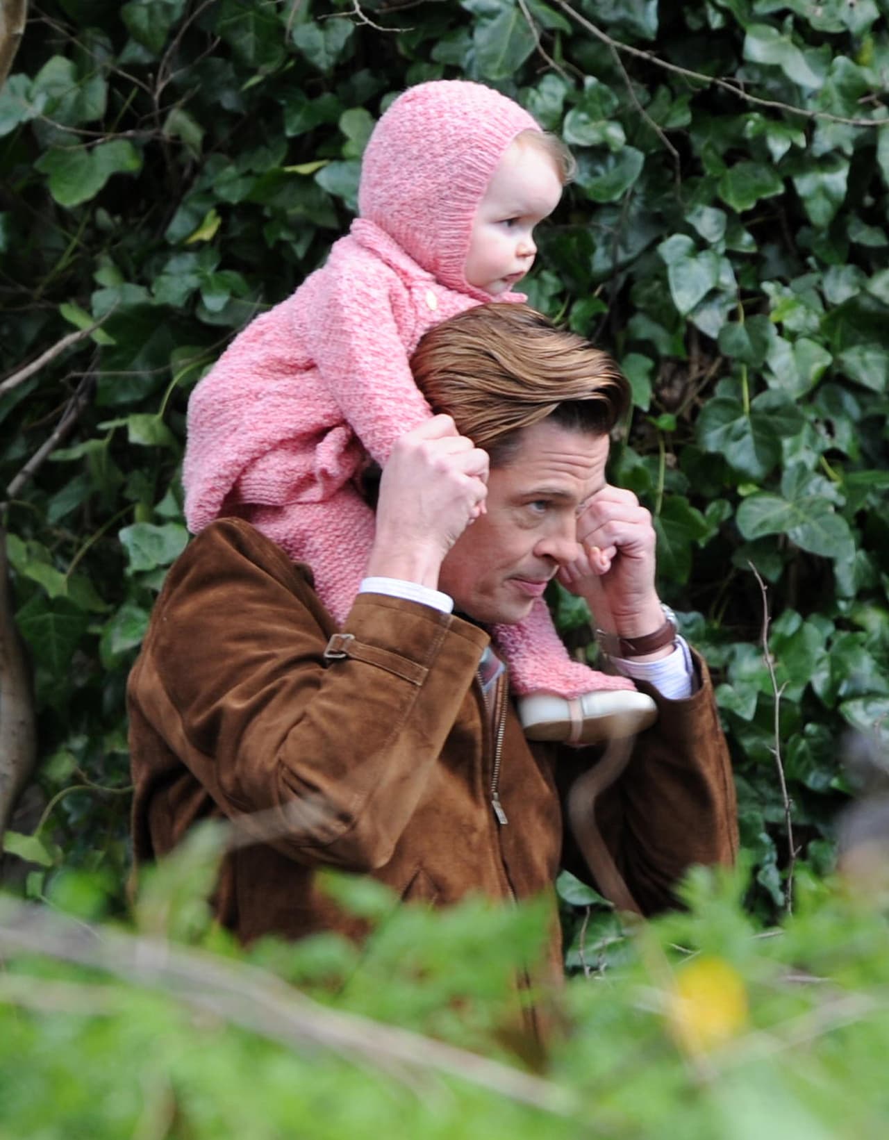 Mira nada más qué nena tan hermosa lleva en sus hombros.