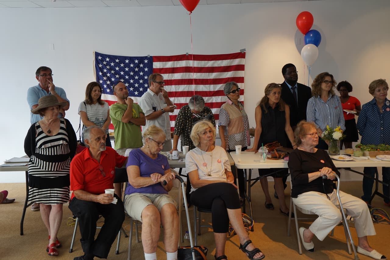 Votantes demócratas escuchando a la candidata al Congreso Anna Throne-Holst en East Hampton.
