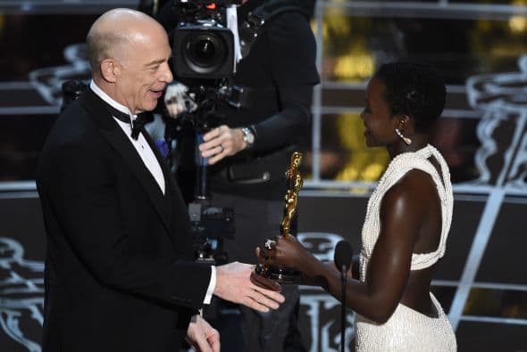 Los caballeros no le quitaban la mirada de encima.