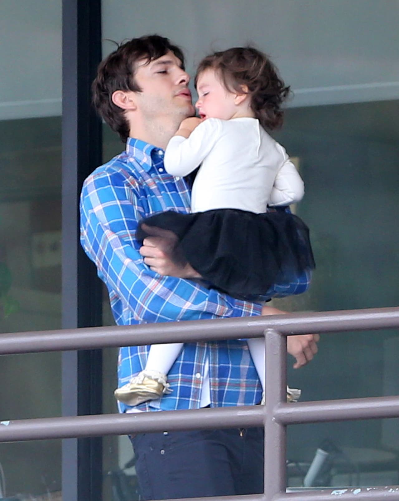 Poco a poco la nena se tranquilizó.