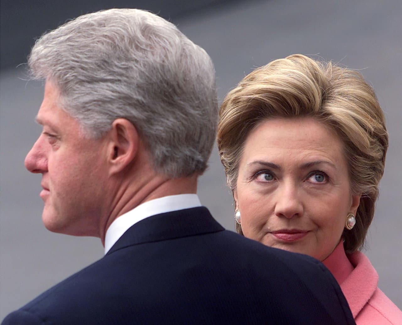 <b>La vida sigue</b>. La pareja supera los obstáculos políticos y personales. Esta fotografía fue tomada en el pórtico del sur de la Casa Blanca para recibir al rey Juan Carlos y la Reina Sofía de España en Washington, en 2000.