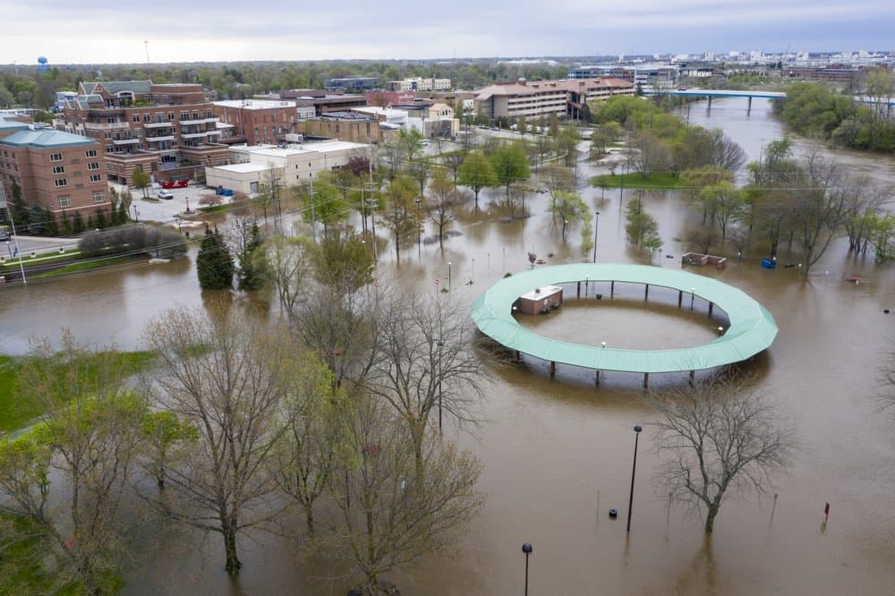 El agua inundó el mercado de agricultores de la zona de Midland y el puente a lo largo del río Tittabawassee.