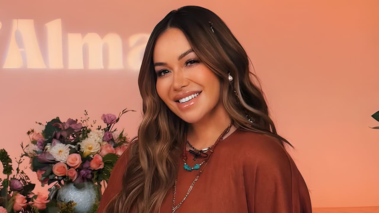 Chiquis se sonroja al hablar de lo mucho que practica para ser mamá