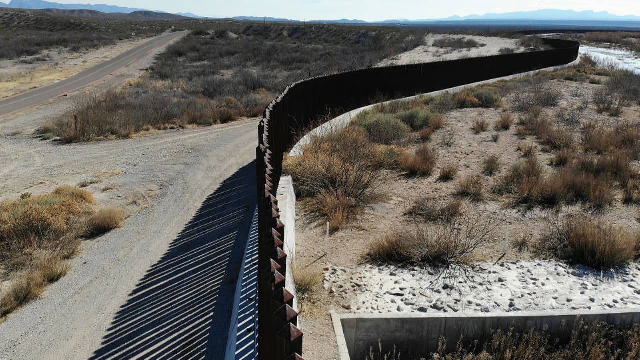 "Necesitamos puentes, no muros": congresista aplaude orden de Biden de frenar construcción del muro fronterizo
