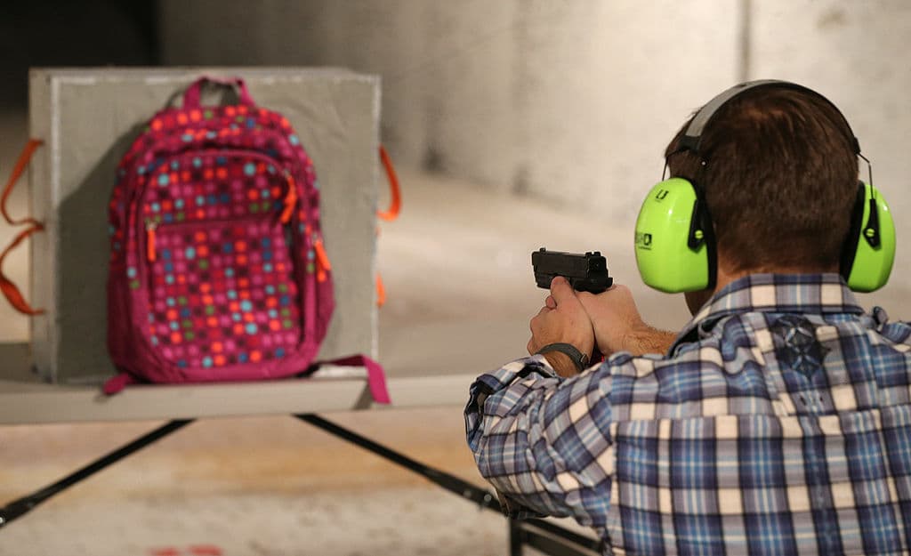 En fotos: mochilas blindadas ya son parte de la lista de regreso a clases en EEUU