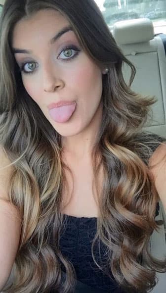 Sacando la lengüita en el tránsito.