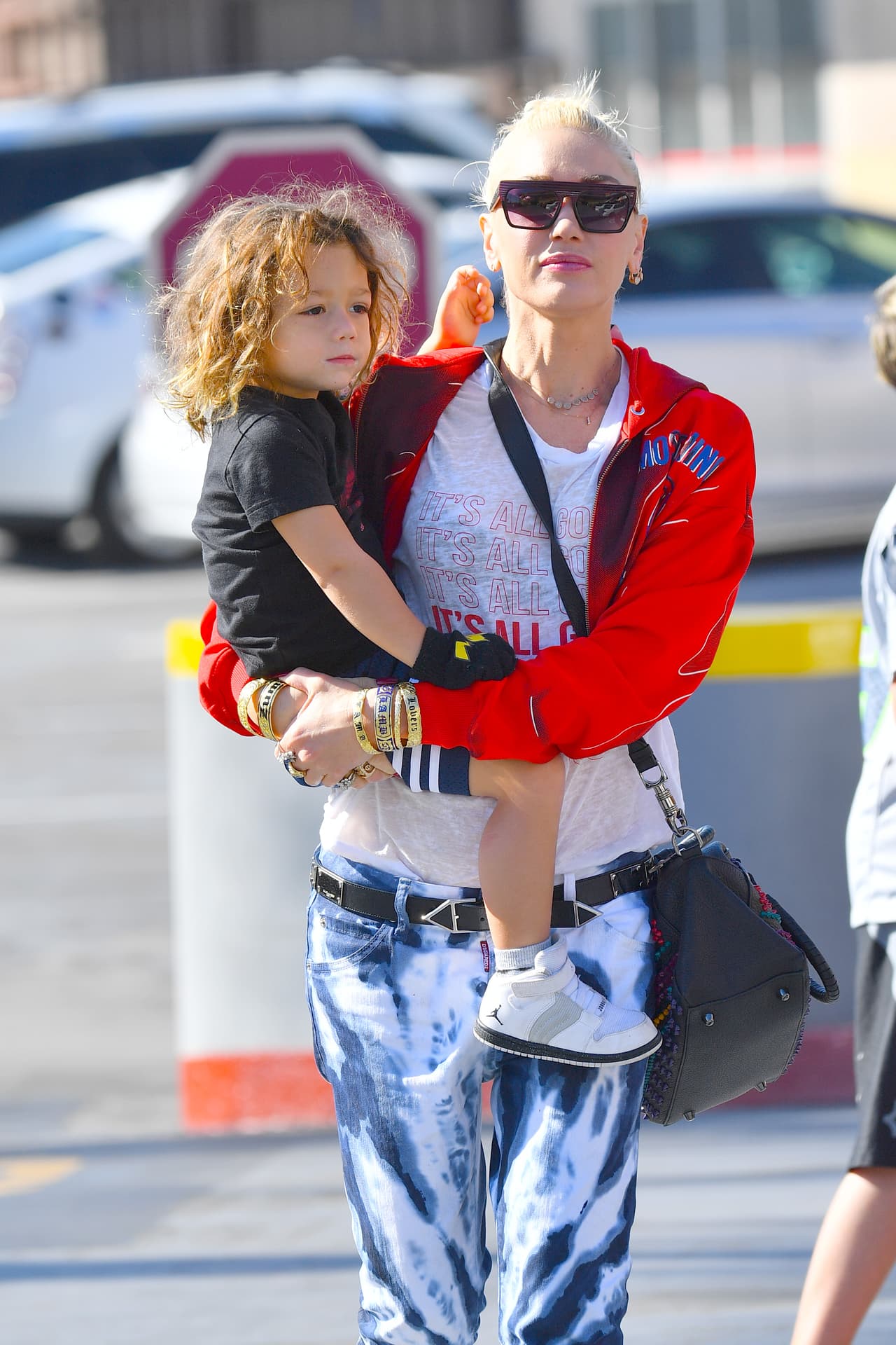 Así que volvió a ponerse las gafas y se retiró del lugar.