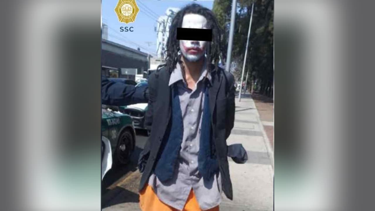Un hombre disfrazado de 'Joker' asalta y ataca con un machete a un peatón 