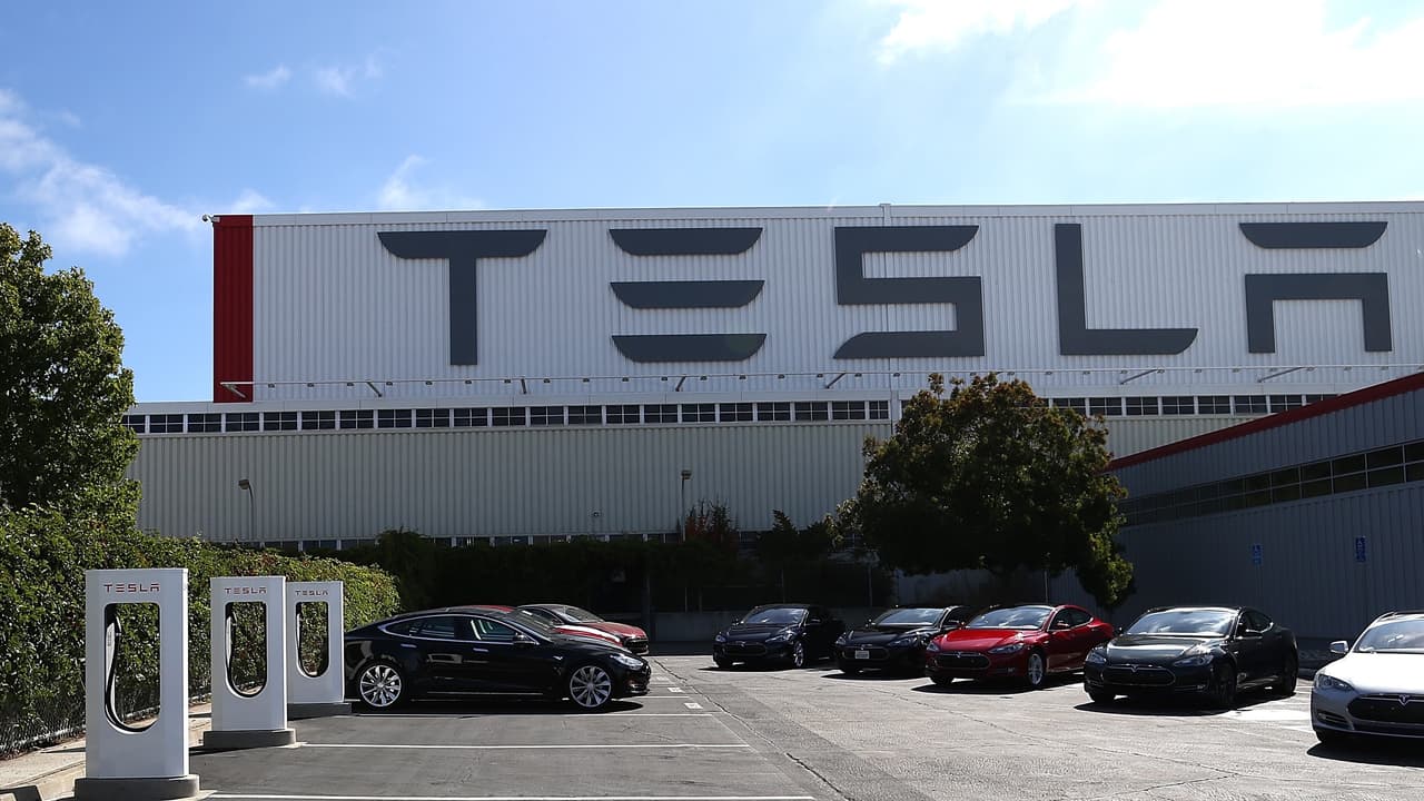 Elon Musk dice que Tesla se mudará a Texas o Nevada y funcionarios de Dallas reaccionan