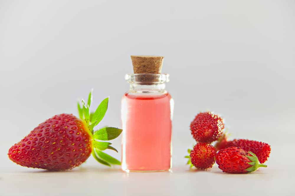 Su aceite, esencia o fragancia se puede usar como un excelente afrodisiaco, no solo por su color y sabor, sino que su aroma provoca en ambos sexos el despertar de la sexualidad. El aceite de fresa es muy bueno como juguete sexual.