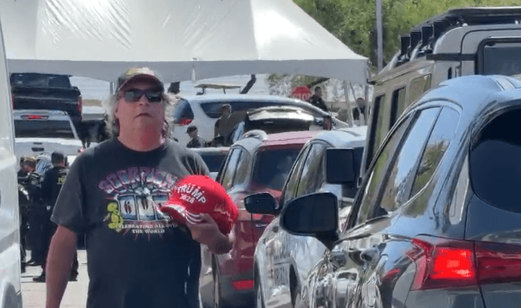 Por si alguno de los asistentes no llevaba la inscripción, no faltaron los 
<b>artículos a la venta</b>.