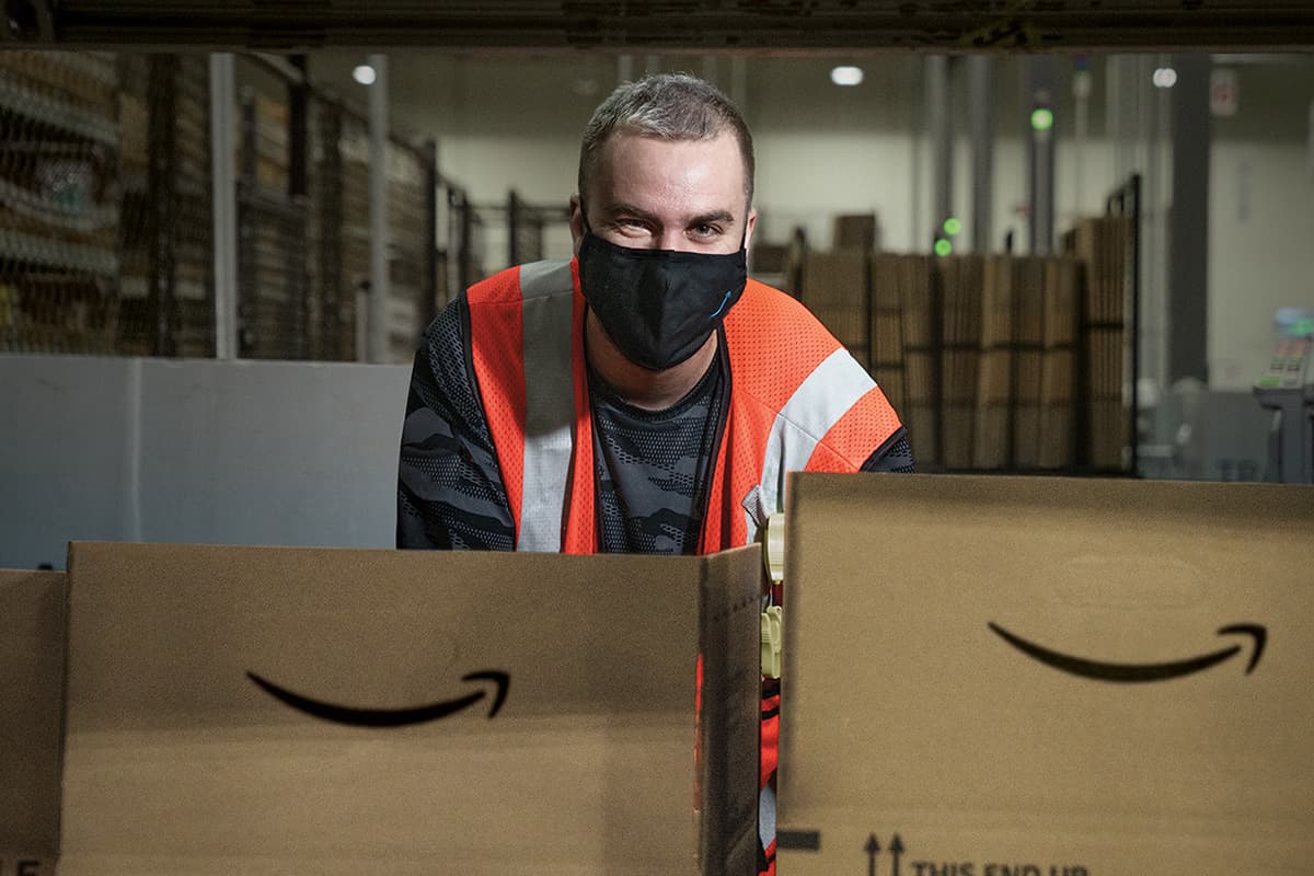<b>Amazon</b> planea contratar 150,000 trabajadores para la temporada de fin de año, ofreciendo un salario medio de
<b>18 dólares por hora</b> para los nuevos empleados y primas de hasta 3,000 dólares al momento de contratar, con lo que busca hacer frente al pico de actividad durante la temporada de fiestas de fin de año.
<br>
<br>A continuación te presentamos
<a href="https://hiring.amazon.com/?cmpid=OAAAMK0378H3#/" target="_blank">algunas de las ofertas más atractivas de la compañía.</a>