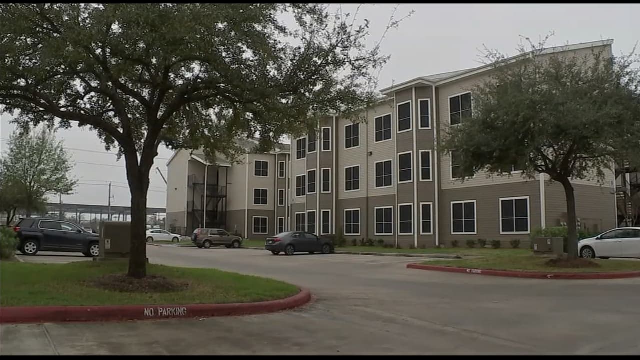 Encuentran a mujer golpeada y desnuda en departamento al sureste de Houston