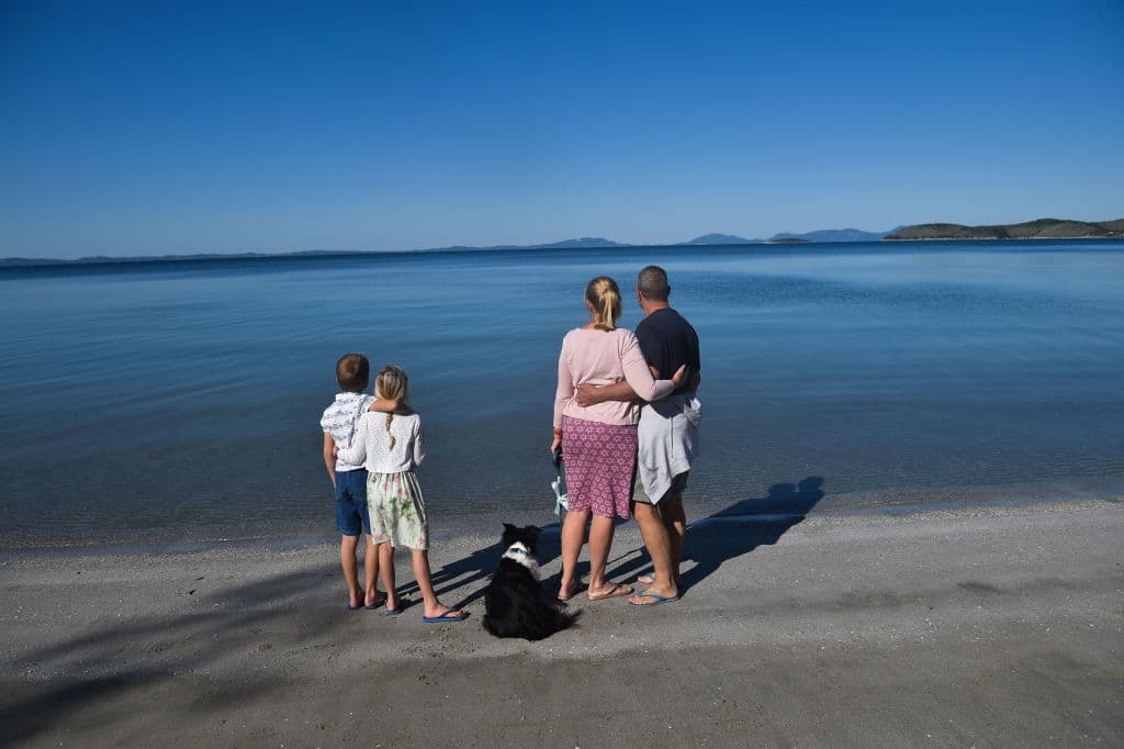 La familia que recorre el mundo antes de que sus hijos pierdan la visión