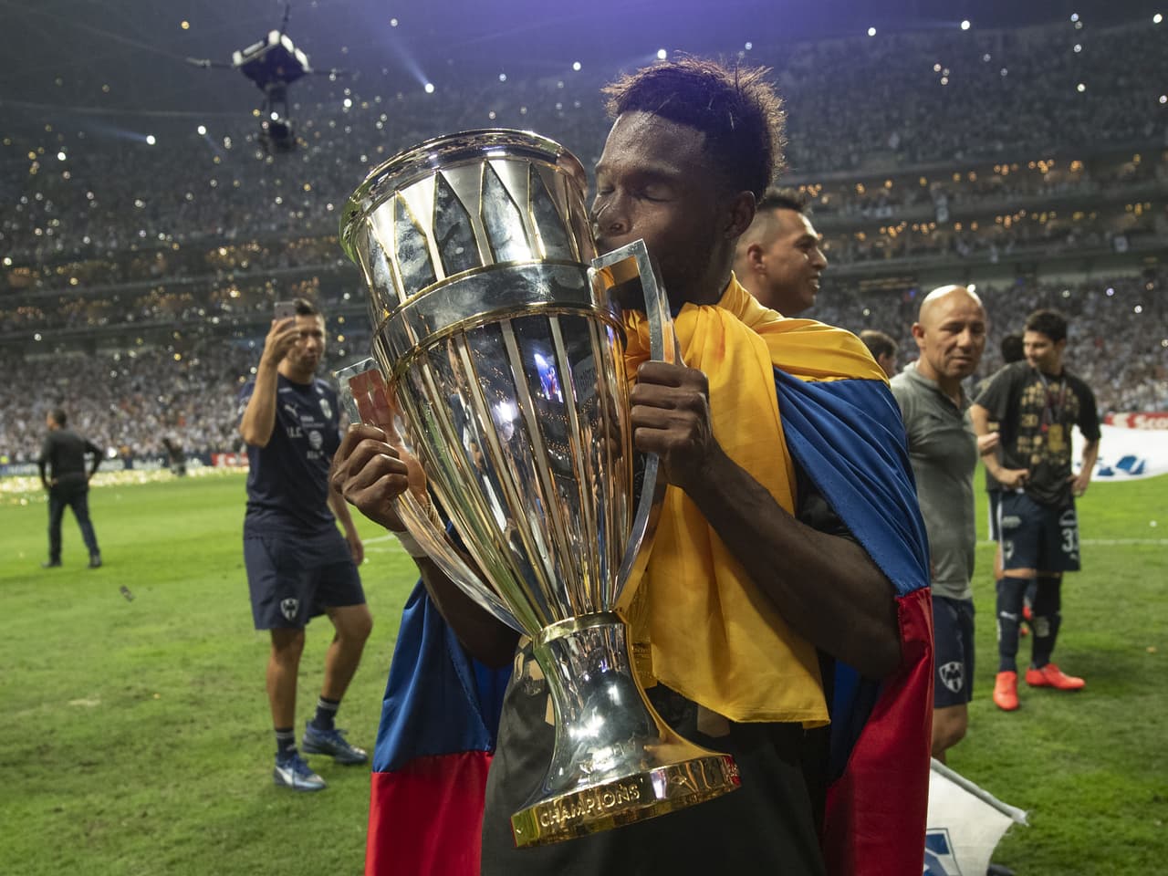 Así se vivieron los festejos de los Rayados del Monterrey tras imponerse en la Final de la Liga Campeones a los Tigres de la UANL en el Estadio BBVA.